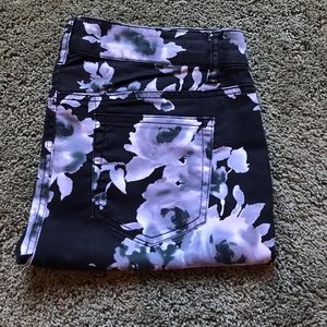 Forever 21 black and white floral skinny jean